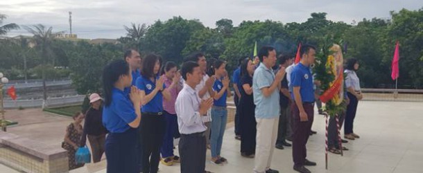 Trung tâm Kỹ thuật TN&MT dâng hương tưởng niệm tại Nghĩa trang Liệt sỹ TP Vinh