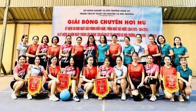 Hình ảnh các vận động viên đoàn kết, gần gũi tại giải thể thao